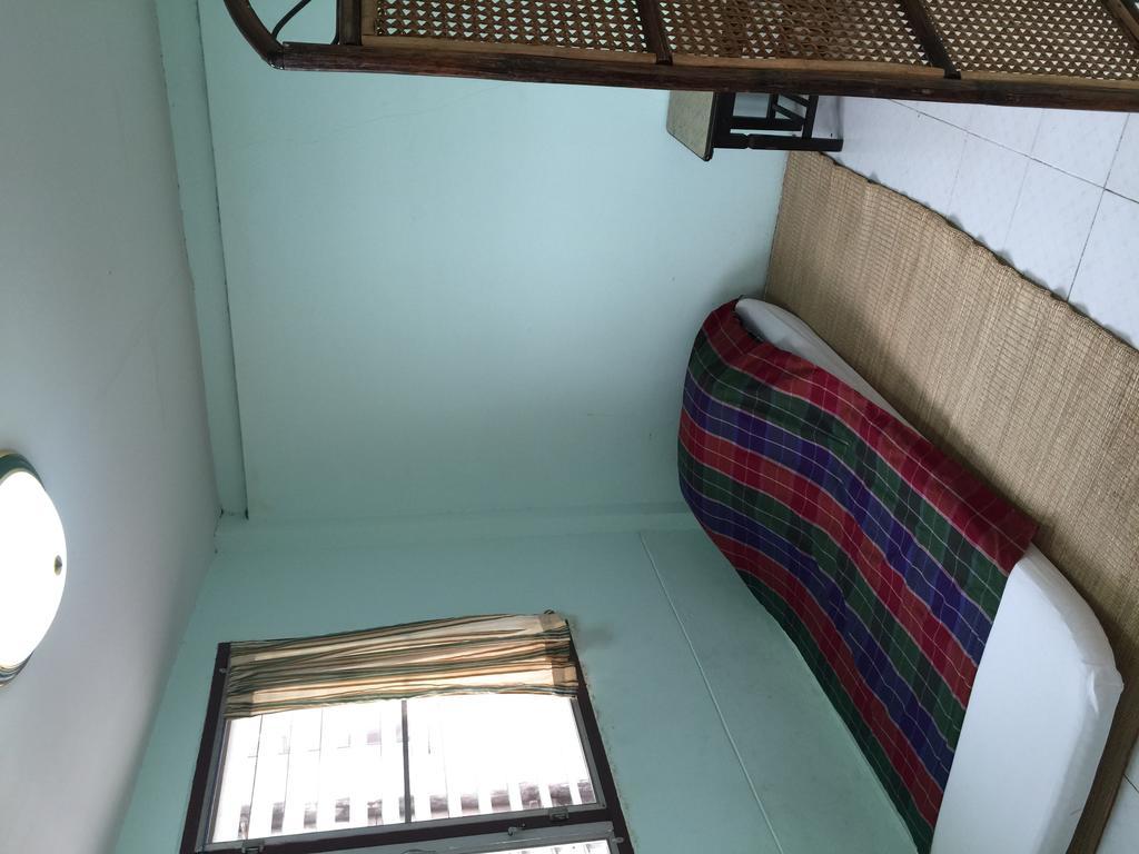 28 Rachabutr Hostel Убон Ратчатани Стая снимка